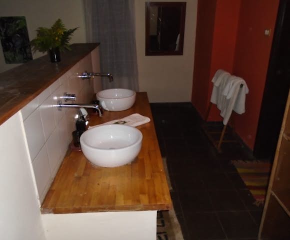 en-suite bathroom at Bale Mountain Lodge
